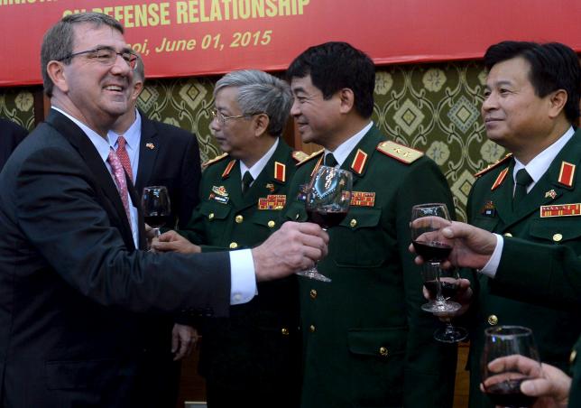 U.S. Secretary of Defense Ash Carter (L) raises a toast with Vietnamese army generals after they signed the Joint Vision Statement during a ceremony at the Ministry of Defence in Hanoi June 1, 2015.